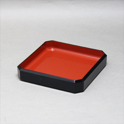 宴角皿　黒内朱